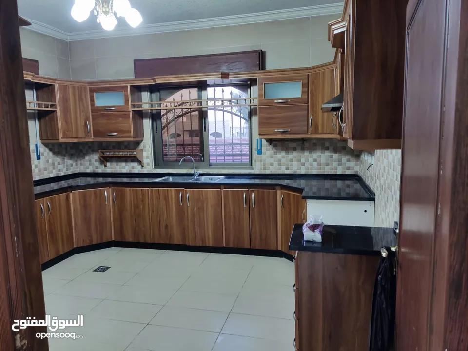 منزل مستقل ومطل للبيع واجهات حجر ومنطقة هادئة جداً وقريب من جميع الخدمات