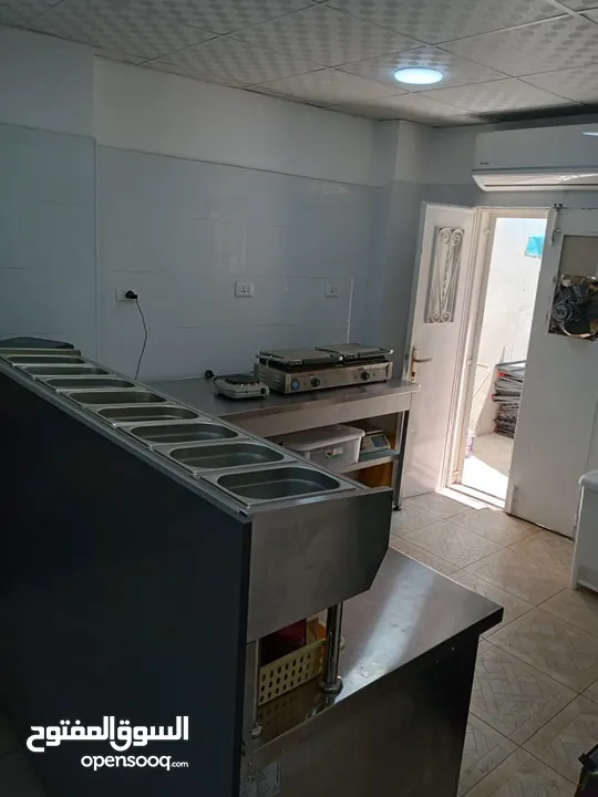 سوبرماركت مجهز بالكامل + مطبخ وجبات سريعة في منطقة حيوية سكني وتجاري بعبدون الشمالي