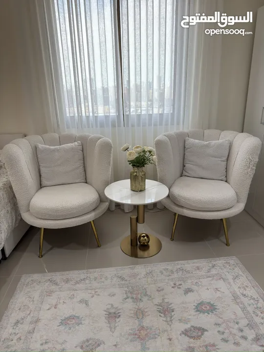 2 كنب فردي أبيض مع مخدتين ( كوشية )   2 single sofa with two cushions ( white color)