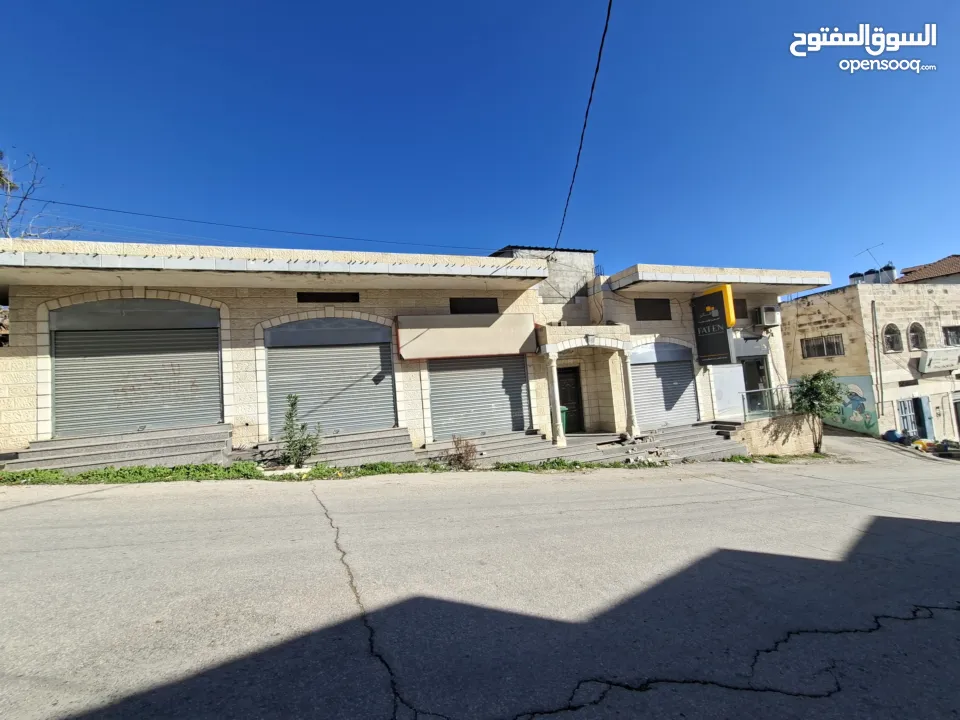محلات تجارية للايجار في يعبد في موقع استراتيجي