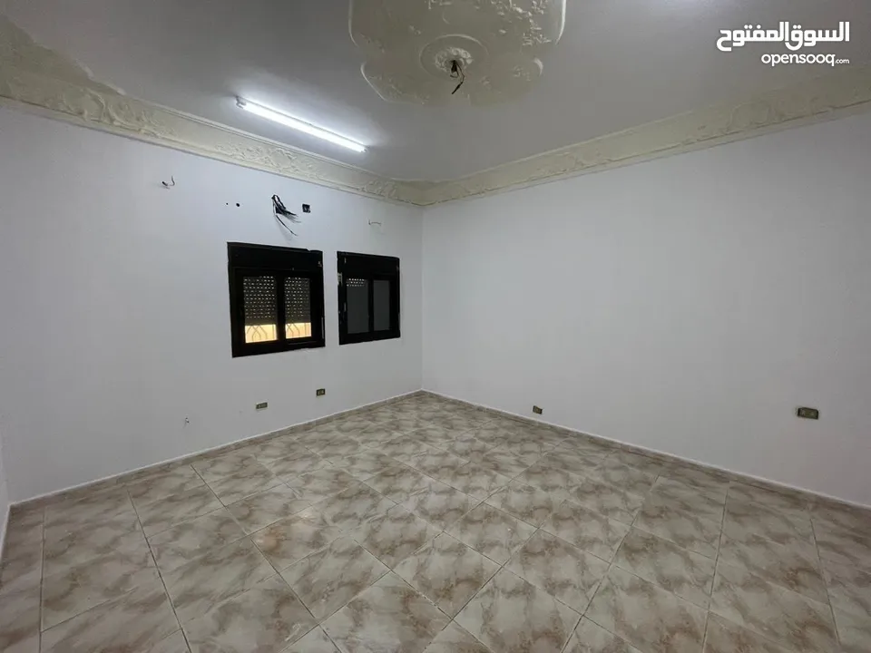 شقة للايجار في الرياض حي السليمانيه غرفتين صاله حمام مطبخ راكب مكيفات راكبة الايجار سنوي 24الف