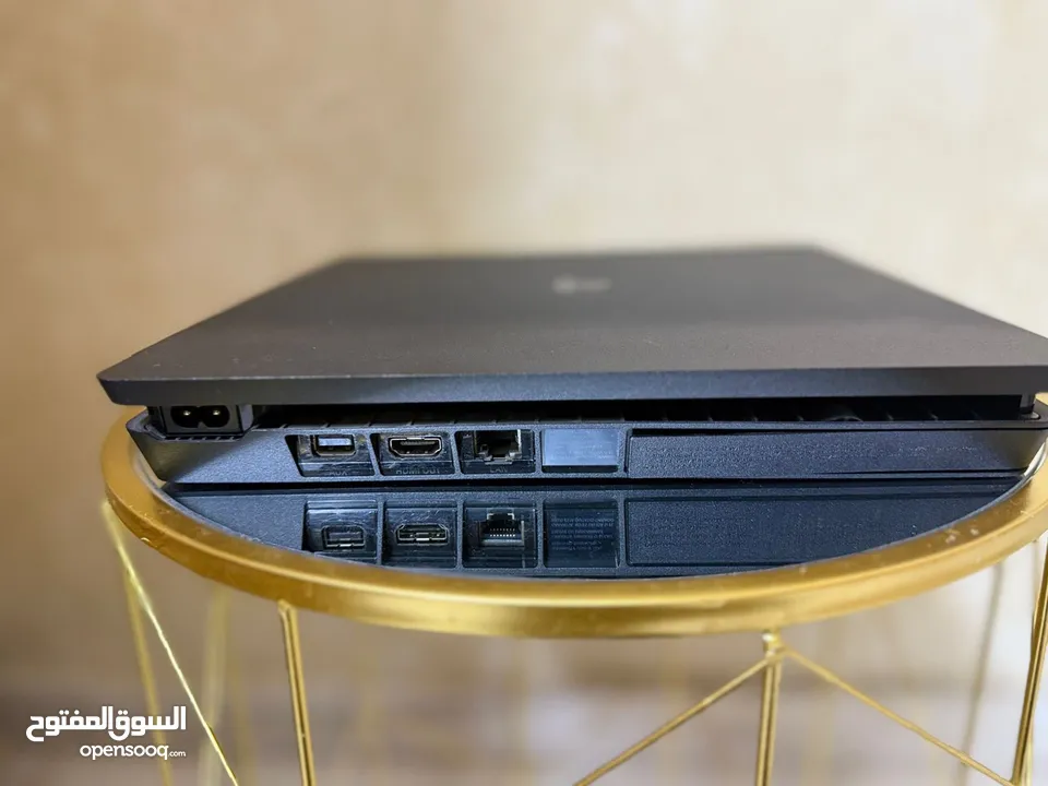 Ps4 slim 500gb نظيف جدا بحالة الوكالة مع  قرصين العاب استعمال بسيط gta5 و black ops4