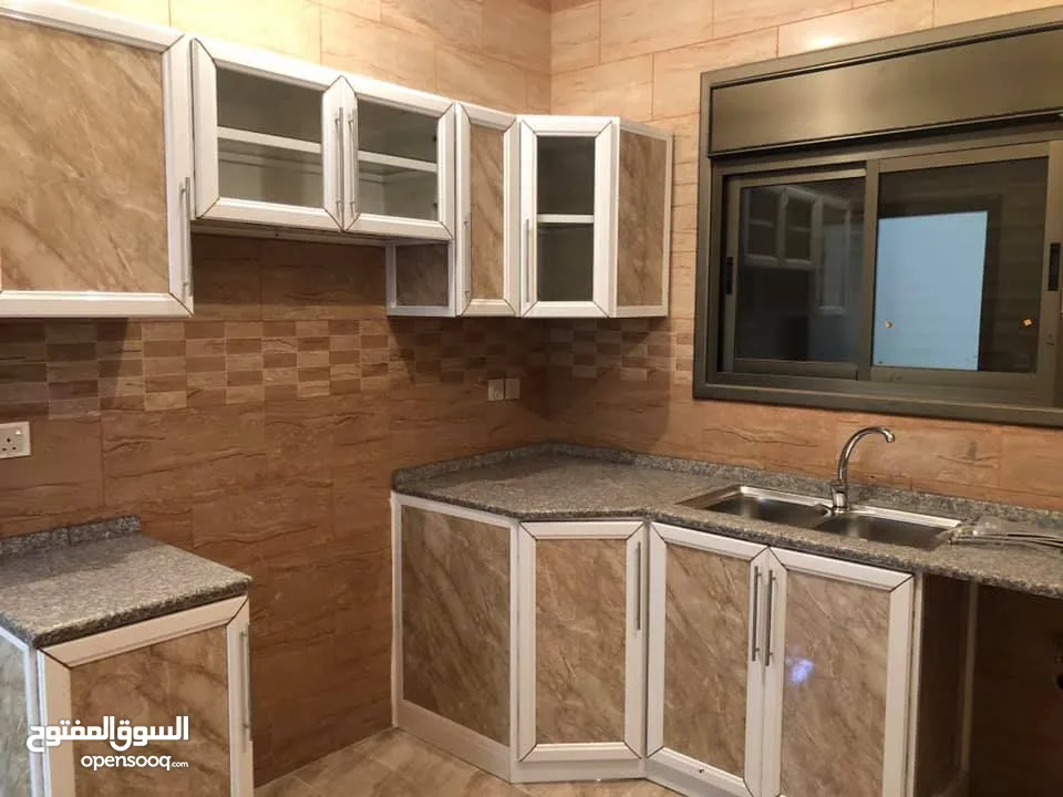 شقة سوبر ديلوكس فارغة للايجار العاشرة الشرقي دور ثالث