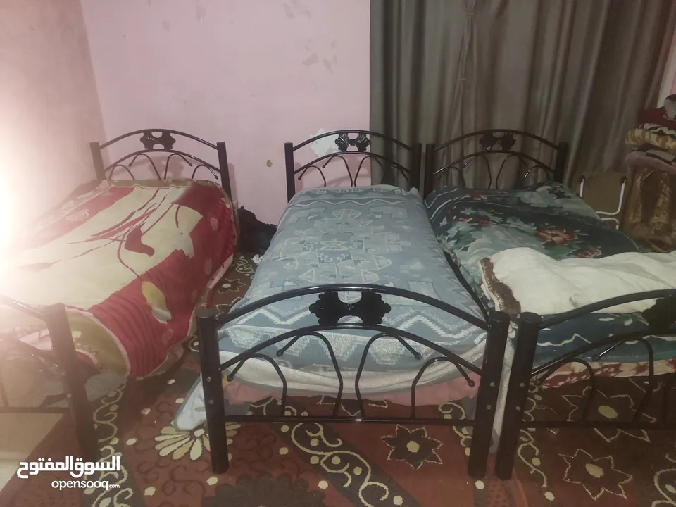 تخت مفرد عدد 3 بحاله الوكاله تم شرائهم خلال اسبوعين والبيع بداعي السفر