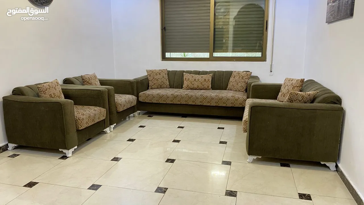 طقم كنب 7 مقاعد و طاولة تلفزيون و دورسوار بمراية