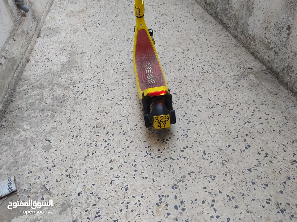 سكوتر اصفر بحالة جيدة جداً شغال 100/100,