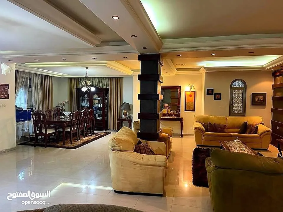 شقة في عمارة طابق اول ارضي مطل عالشارع مباشرة