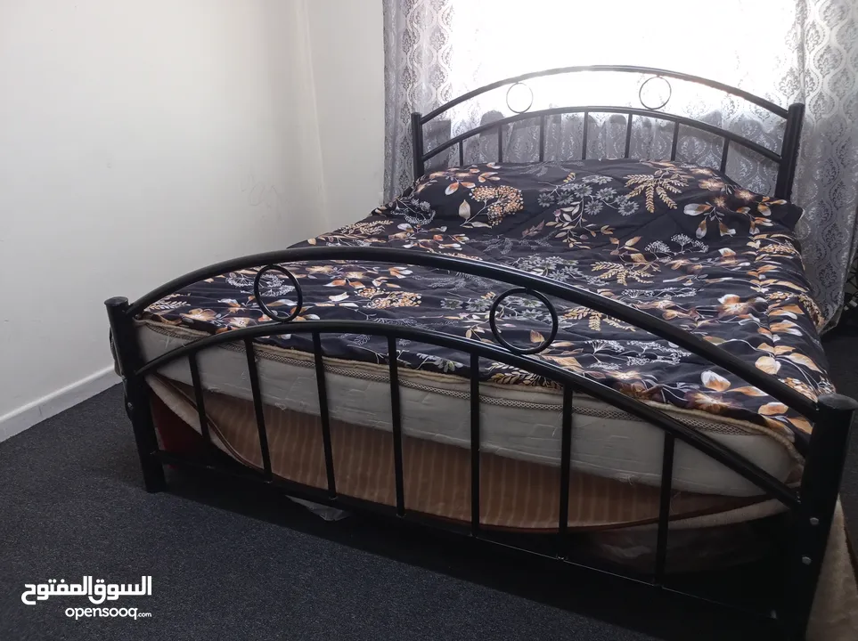 تخت حديد مستعمل وكاله للبيع استعمال خفيف وشرا ما بقصر معو