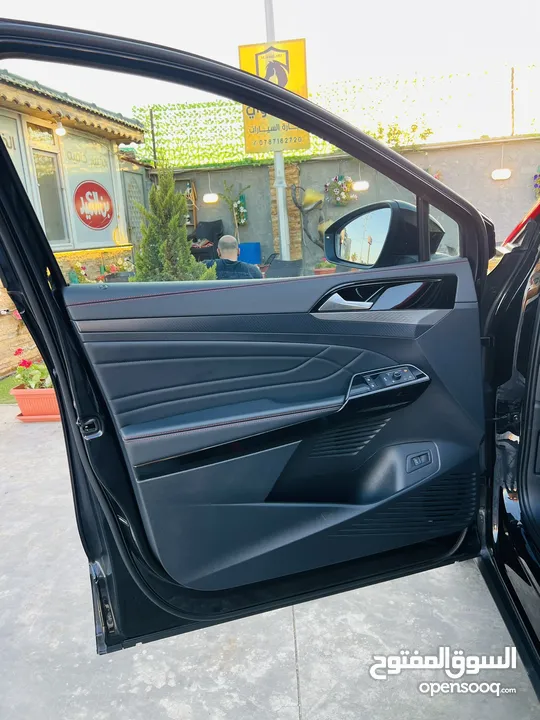 ‏Volkswagen ID6 black edition