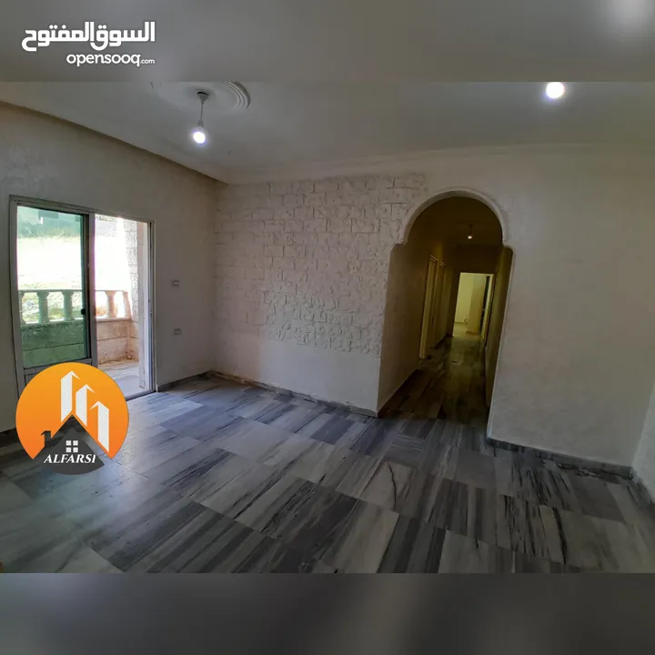 شقة طابق اول مع بلكونة ومصعد للإيجار في افضل وارقى المواقع في ضاحية الاقصى واسعة