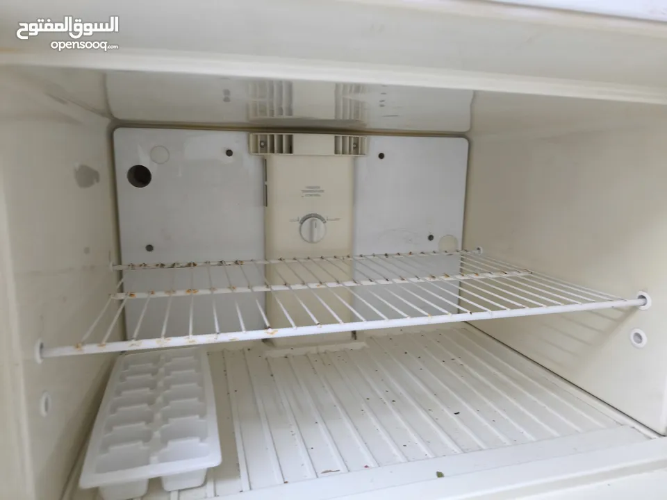 للبيع ثلاجه نضيفة صناعه أمريكية