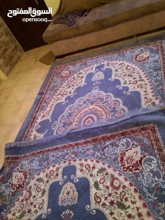 سجاد ازرق اللون مبطن ليكون ضد الانزلاق