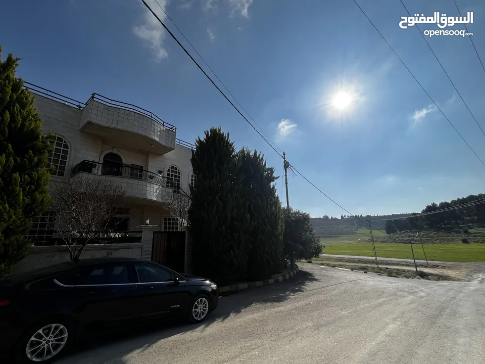 فيــلا مميزة للبيع –  طريق المطار  - خلف مدارس الشويفات