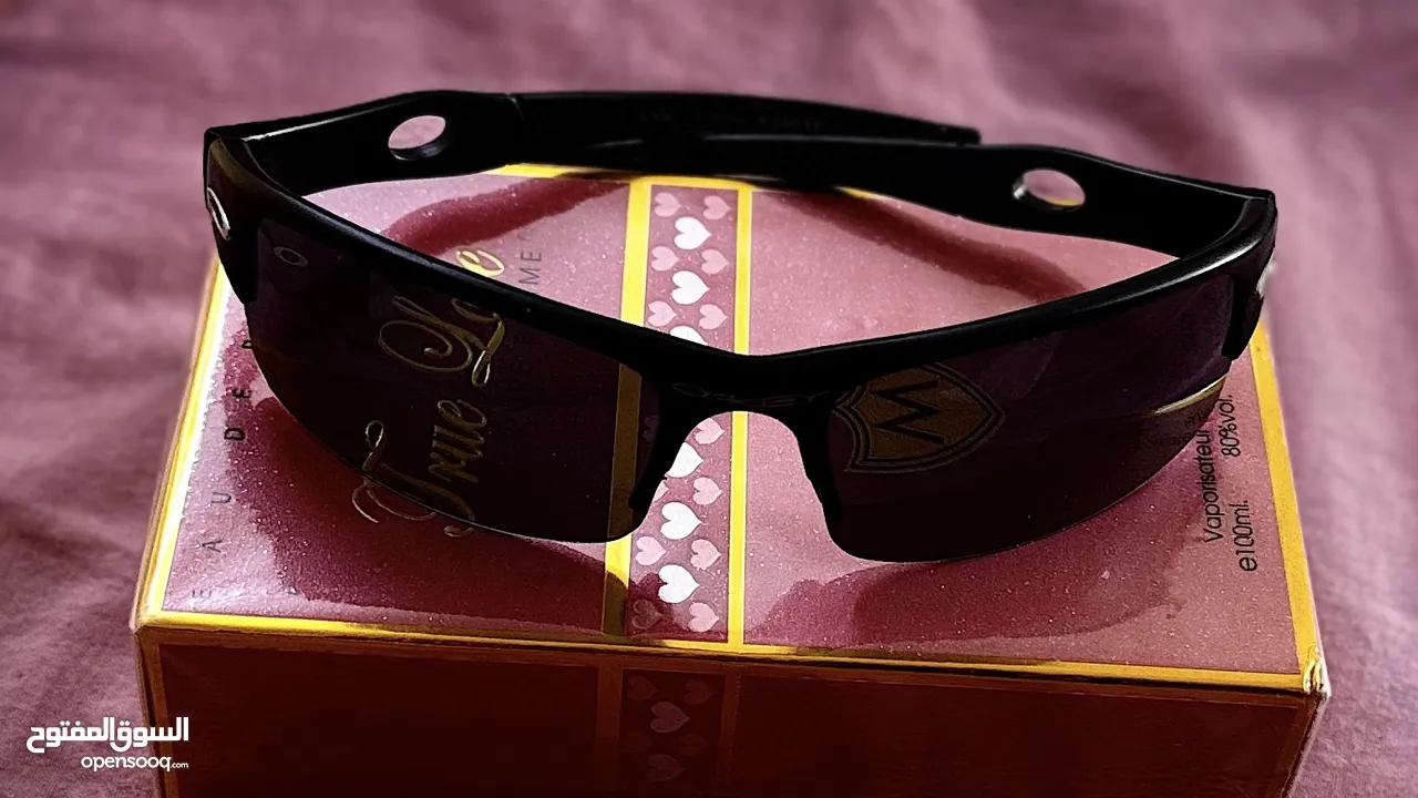 نظارة شمسية ماركة OAKLEY