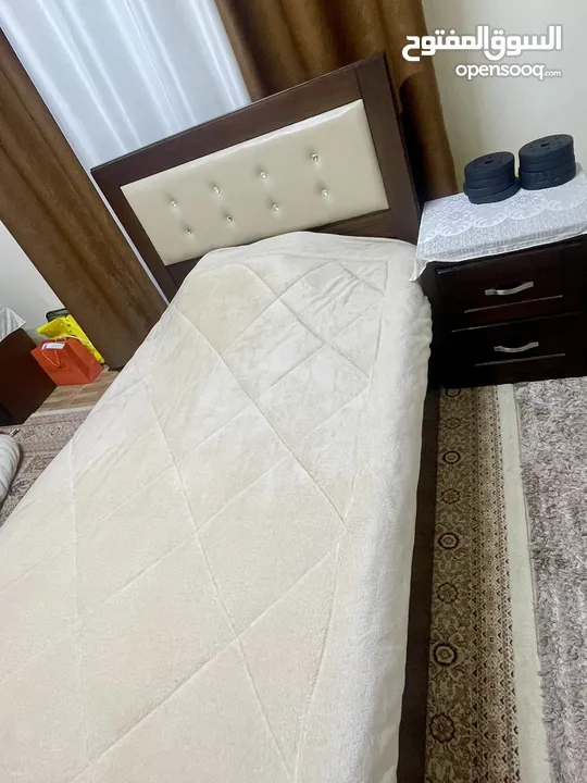 قابل للتفاوض للبيع :تخت مفرد ونص خشب زان ثقيل مع فرشة