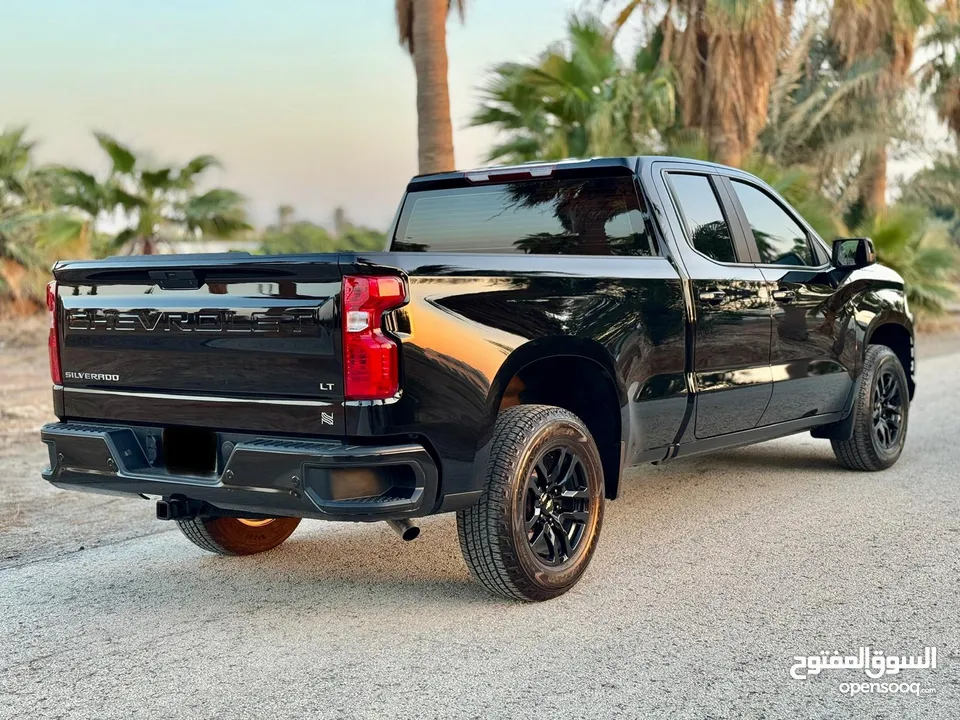 2021 chevrolet silverado LT v8 3000 km only