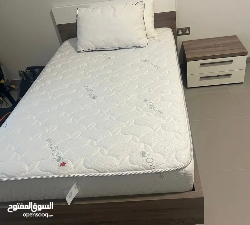 bed + mattress + 1 side table