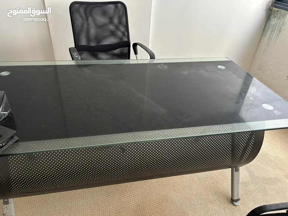 اثاث مكتب فاخر استعمال بسيط جدا - شبه جديد بسبب السفر