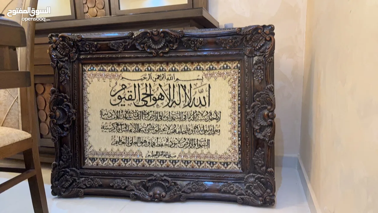 كنب لون خمري  طاولات طقم  لون ابيض 3  تيبل لامب 2  براويز 2  طاولة تلفزيون