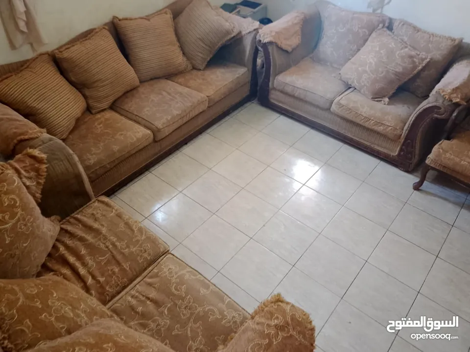 طقم كنبيات مستعمل بحاله جيده للبيع المستعجل