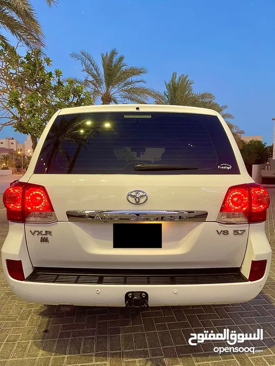 تويوتا لاند كروزر ابيض ثلجي  VXR 2014 5.7 للبيع