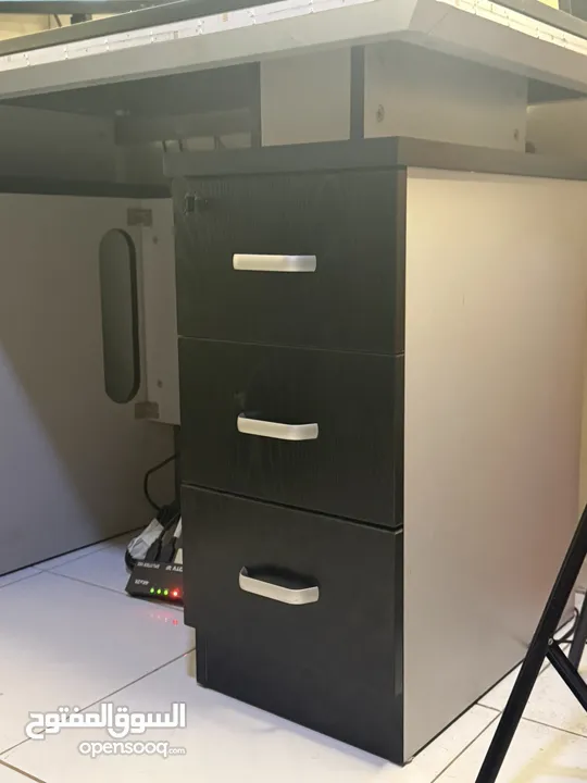 جهاز لابتوب hpمع شاشتين 168hz Lenovo مع طاولة gaming+كرسي gaming + اضاءة spotlight + جميع الملحقات