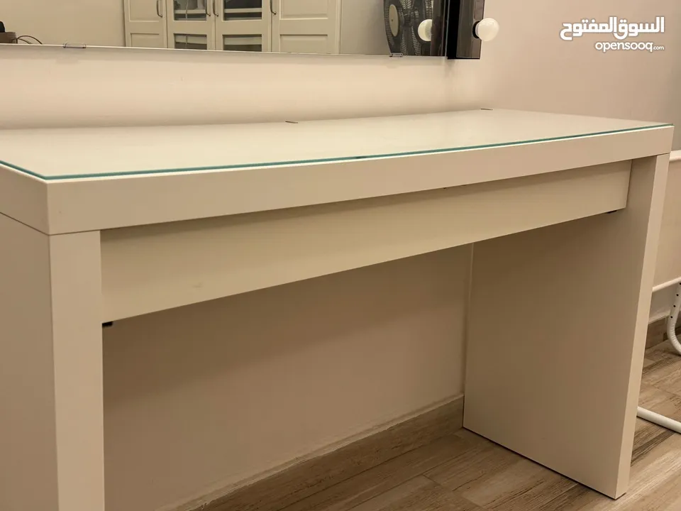 تسريحة لغرفة النوم مع درج واحد - نوع ايكيا مالم  لون ابيضIKEA-Malm dressing table بحالة ممتازة للبيع