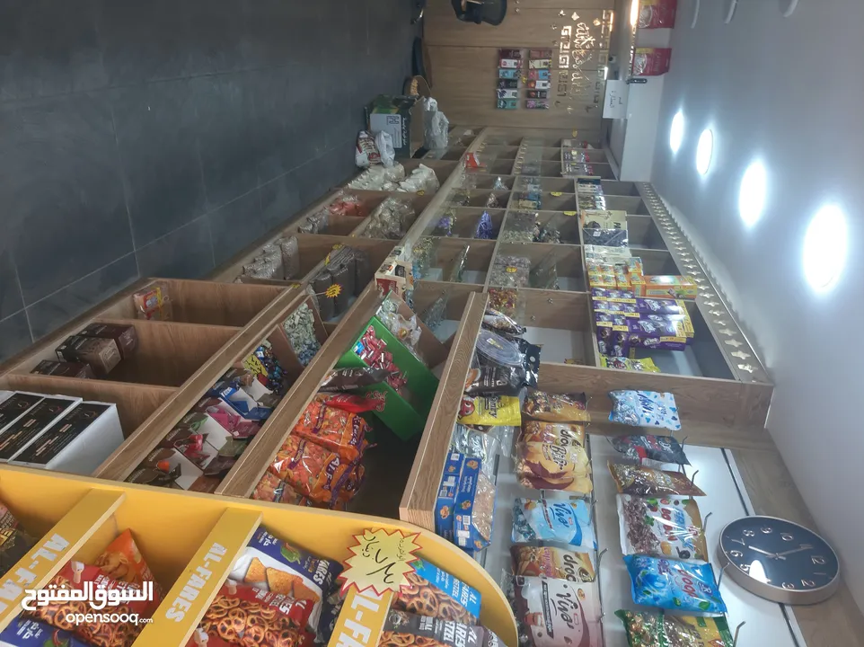 محمص للبيع بكامل عدته وبضاعته البيع بداعي السفر والعودة الى سوريا المحمص يعمل بشكل جيد وقابل للتطوير