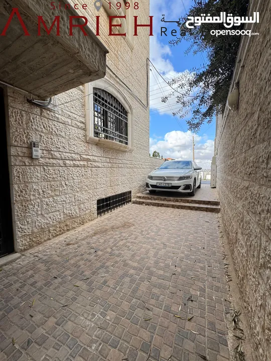 عمارة سكنية للبيع في تلاع العلي / خلف كلية المجتمع العربي بالعالي .