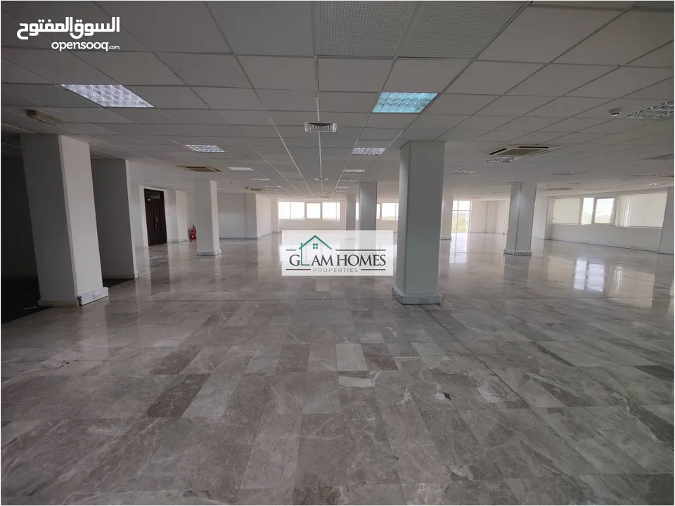 Highly spacious office space for rent in Shatti Al Qurum Ref: 717H