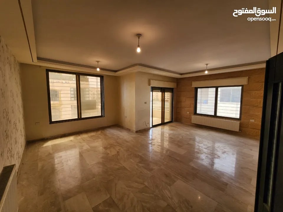 شقة مع روف منفصل فارغة للبيع في حي الصحابة - ref : 14580