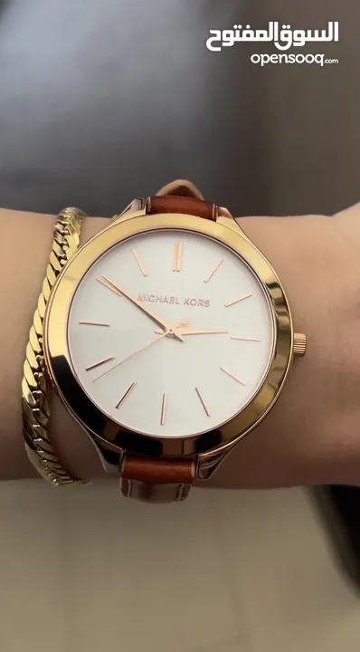ساعة مايكل كورس ذهبية وجلد أصلية و مختَّمة  بحالة ممتازة  الساعة انيقة جداً Micheal Kors