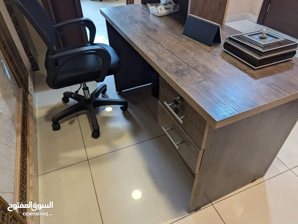 اثاث مكتبي استخدتم بسيط وبحالة الجديد
