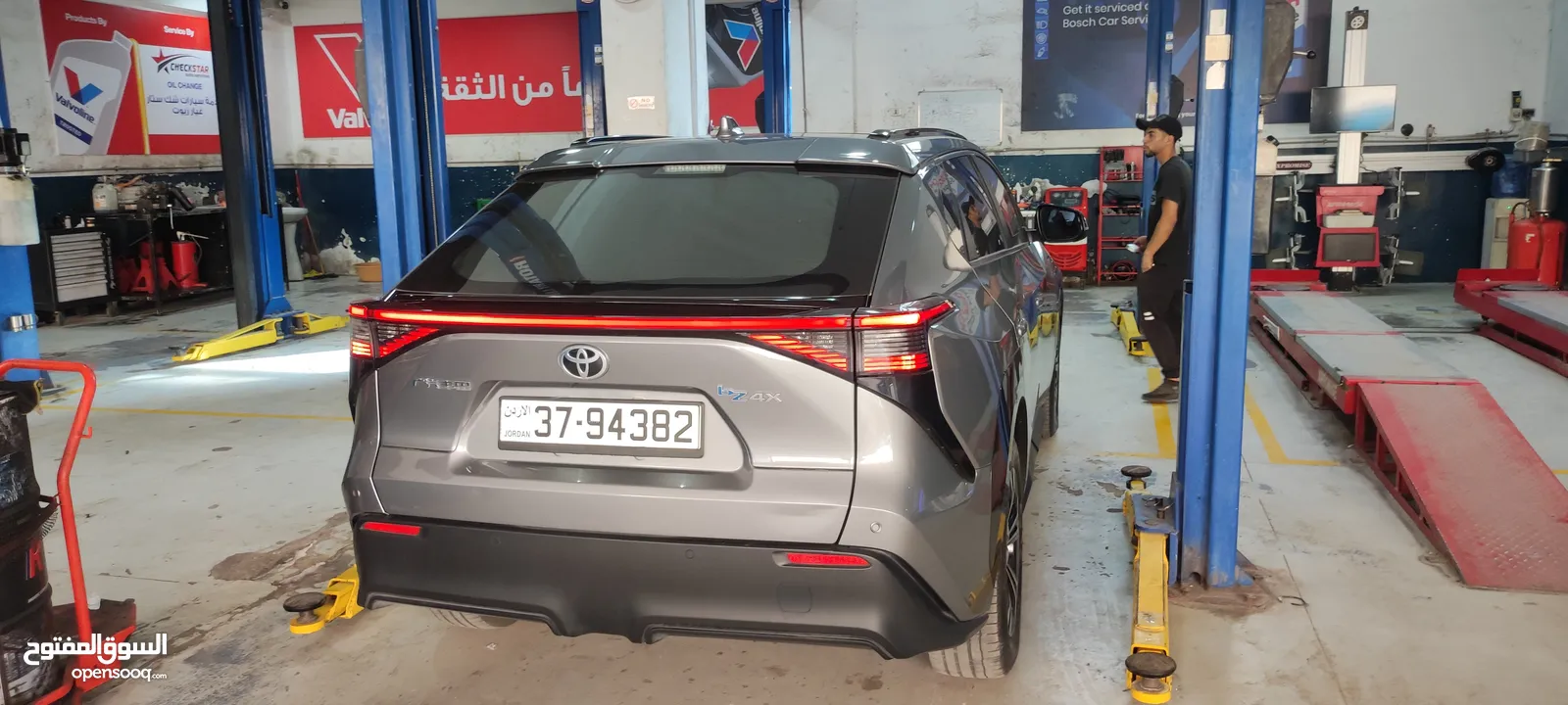 - Toyota bZ4X 2023  كهربائية بالكامل  فئة Long Range Pro  دفع أمامي