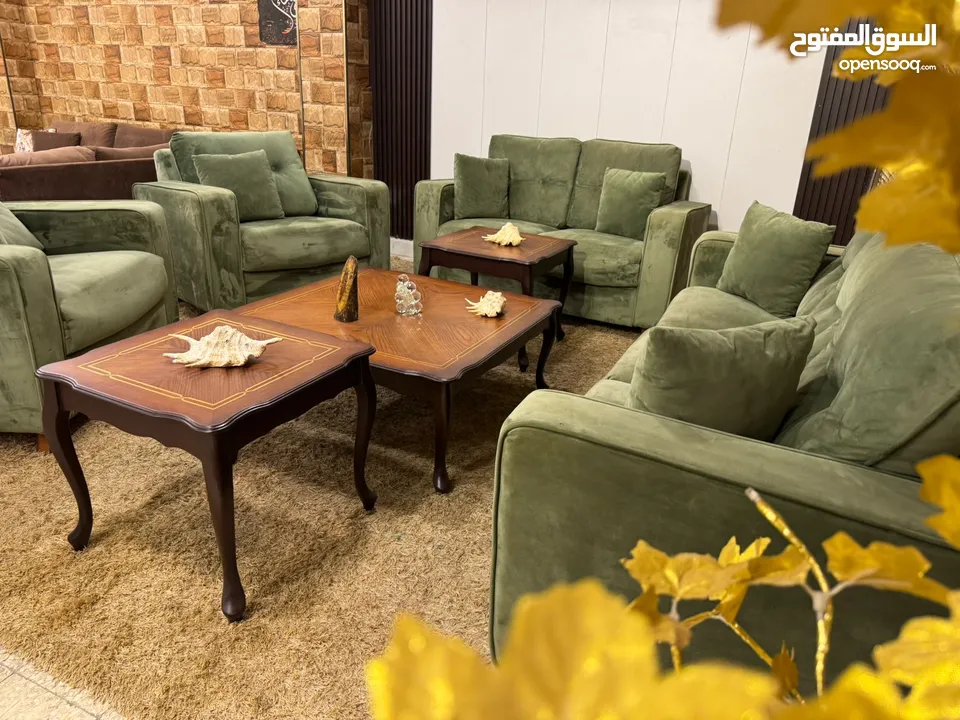 طقم كنب modern كوالتي عالي جداً  بالإضافة إلى (طقم طاولات 3 قطع) خشب زان  خشب سويد صلد  ، أسف