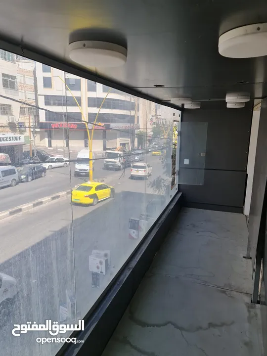 محل تجاري للايجار بالقرب من وسط البلد في مدينة الخليل مع واجهة بارزة على الشارع الرئيسي