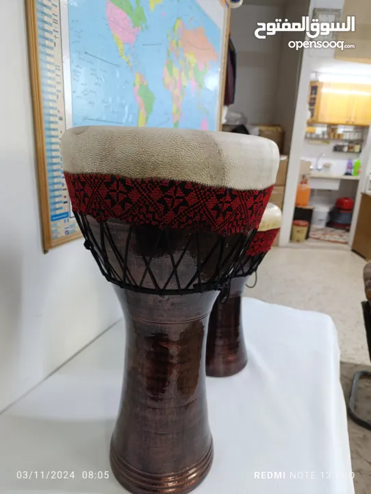 مجموعة متنوعة من الالات الموسيقية من الجلد الطبيعي وشغل يدوي 100%