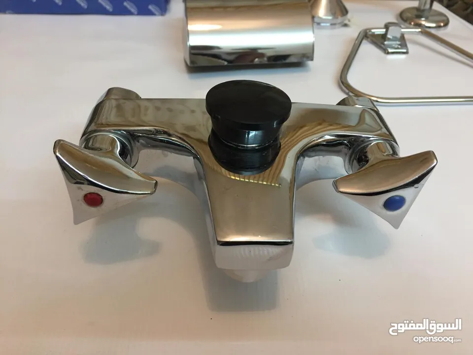 4 بطاريات دوش وحمام GROHE  و  KLUDI  المانيه  واكسوارات .