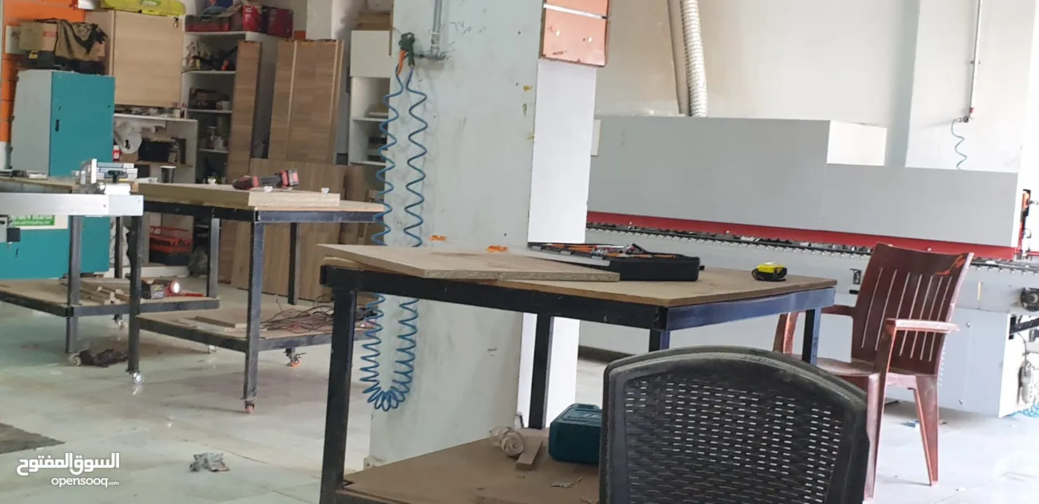 مشغل و منجرة  بابين مساحة مع السدة 250 م مجهزة بالكامل و شغاله  و ساعة كهرباء 3 فاز صناعي
