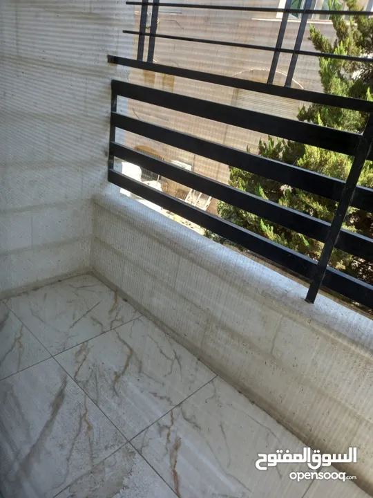 شارع الجامعة - شقة مفروشة ارضي غرفتين شامل المياه والإنترنت للإيجار من المالك مباشرة