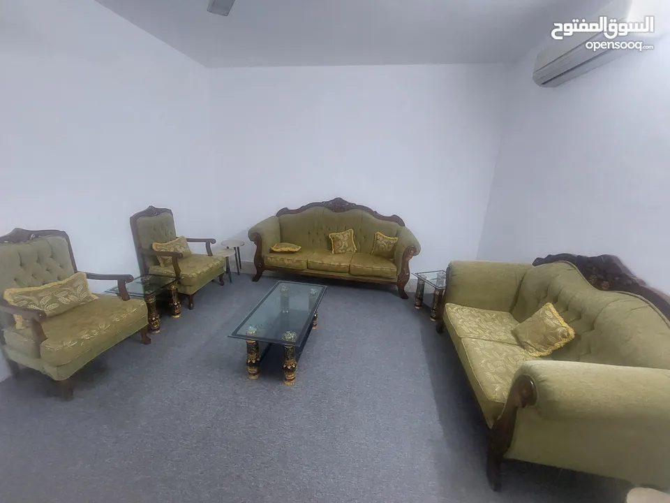 طقم كنب 7 مقاعد بحالة جيدة جدا