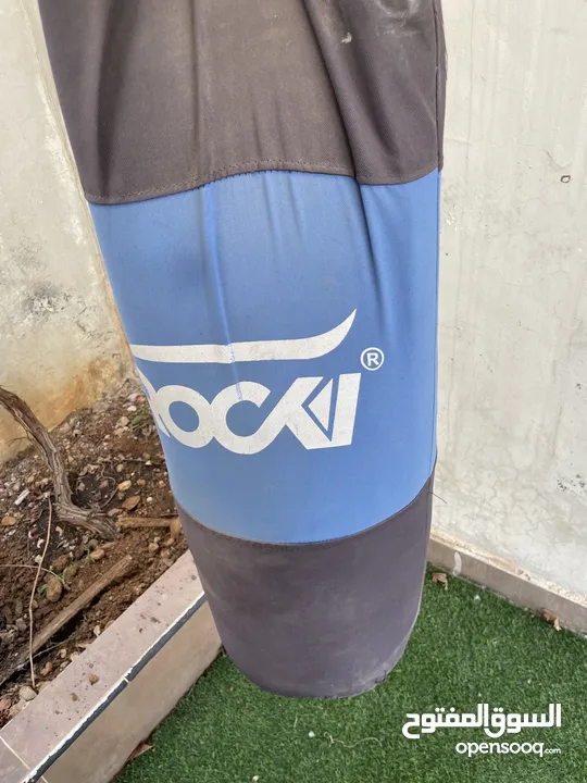 كيس ملاكمة ممتاز للبيع، بحالة جيدة، مناسب جداً للتدريب الاحترافي في البيت أو في نادي.