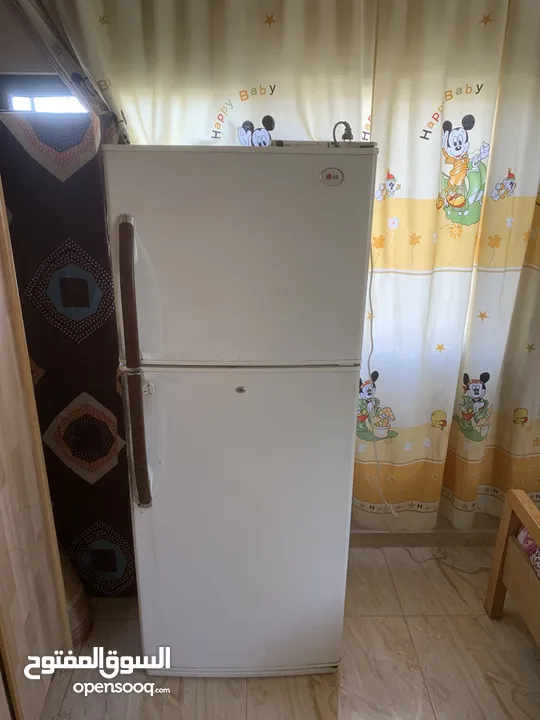 ثلاجه LG بحاله جيد جدا للبيع قديمه شوي