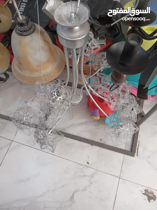 ثريات بأشكال مختلفة
