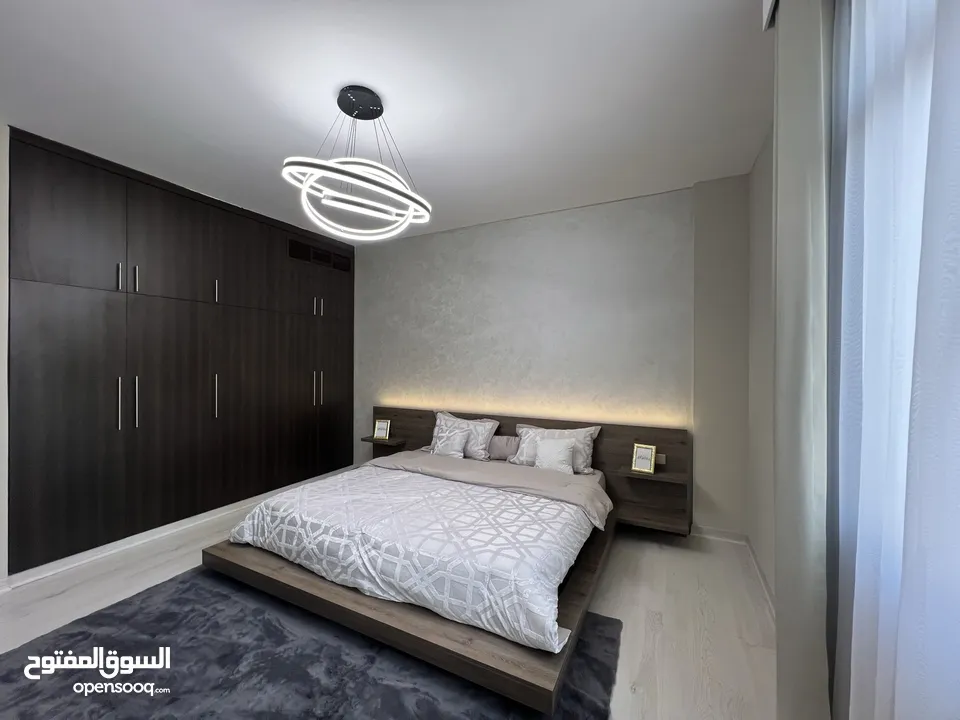 للبيع العاجل شقة مجددة 3 غرف + غرفة خادمة دخول مباشر للشاطئ