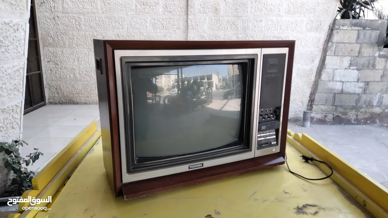 تلفزيون توشيبا قديم شغال شكل مميز - Opensooq
