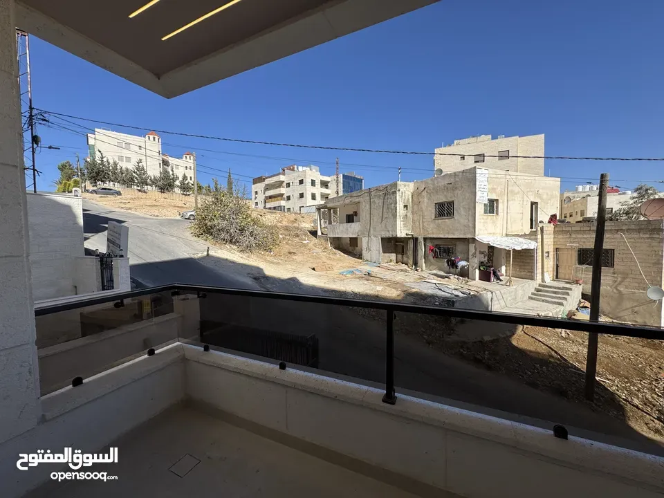 شقة  ارضي 133متر  3غرف نوم مع ترس  في مرج الحمام بتشطيب مميز