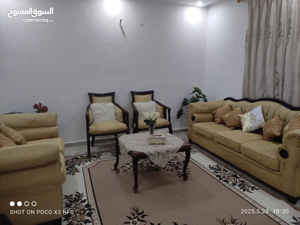 طقم كنب مستعمل للبيع المستعجل  بحالة جيدة جدا  كامل  برداية مطرزة مناسبة للون الطقم  سجادة كبيرة