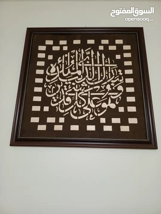 مرايا مميزه مع قاعده سله لون ابيض ثقيله مع امكانيه للتعليق بالحائط مع عجلات لسهوله التنقل من مكان لآ