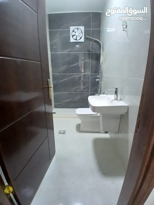 شقق مميزه سوبر ديلوكس عماره جديده خلف مطعم عرب قرب الجامعه للايجار مفروشه او غير مفروشه بعقد سنوي